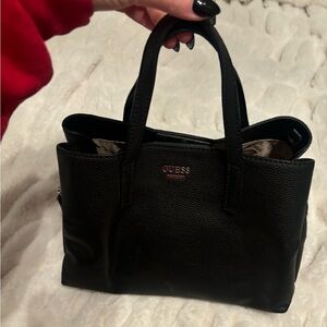 GUESS PURSE bigger bag, great for someone who has a lot of stuff.
LOTS of room